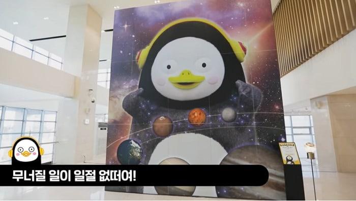 본문 이미지 - 포스코가 지은 펭수의 새집 '펭숙소' . 펭수의 얼굴이 프린트된 강판은 포스코가 자랑하는 포스아트 강판이다.(포스코 제공)ⓒ 뉴스1