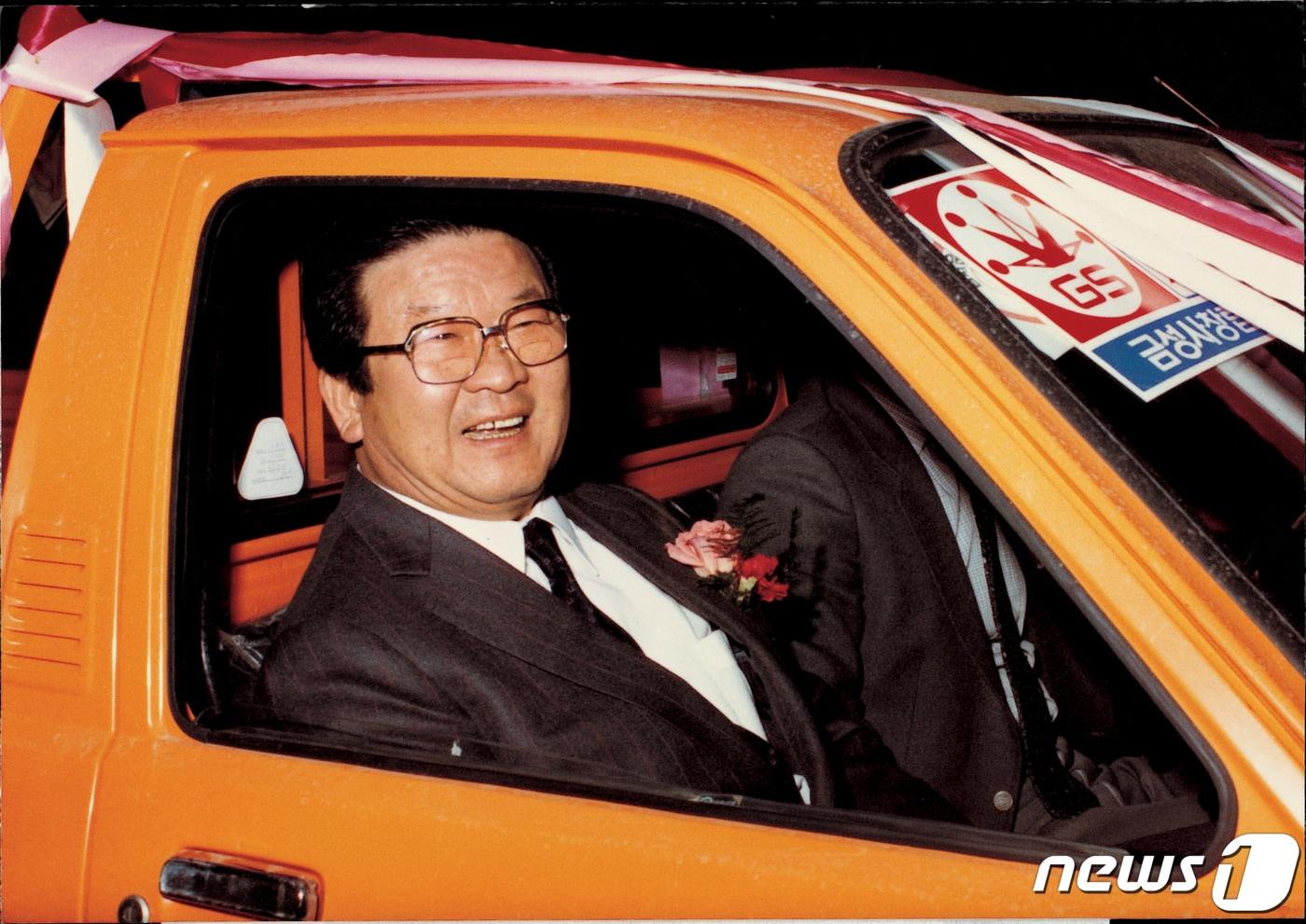 1983년 2월 금성사 창립 25주년을 맞이해 적극적인 고객서비스를 위해 마련한 서비스카 발대식에서 시승해 환하게 미소 짓고 있는 고 구자경 LG 명예회장(LG 제공)/뉴스1