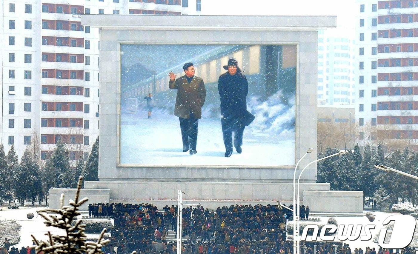 &#40;평양 노동신문=뉴스1&#41; = 평양에 마련된 김일성 주석과 김정일 전 국방위원장의 벽화. [국내에서만 사용가능. 재배포 금지. DB 금지. For Use Only in the Republic of Korea. Redistribution Prohibited] rodongphoto@news1.kr