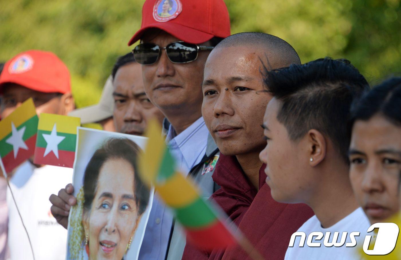 본문 이미지 - 아웅산 수치 미얀마 국가자문역을 환영하는 사람들 ⓒ AFP=뉴스1