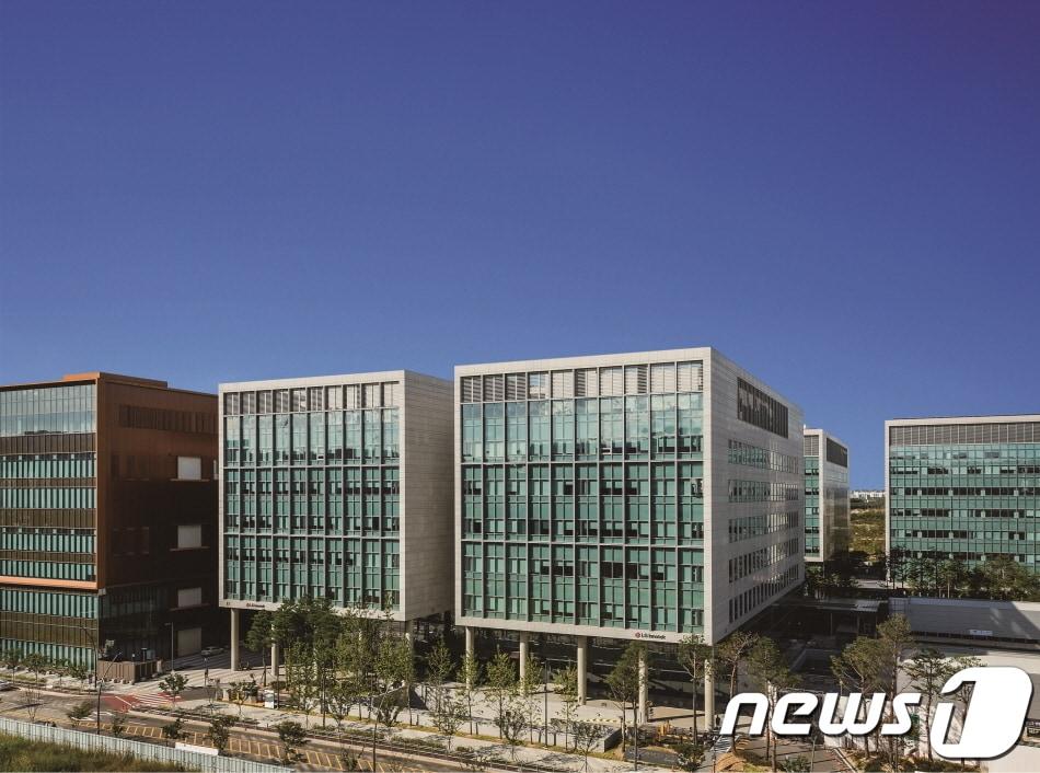 본문 이미지 - LG이노텍이 16일 본사를 서울 중구 후암로 LG서울역빌딩에서 강서구 마곡 LG사이언스파크로 이전했다. 이번 본사 이전으로 R&D와 마케팅, 전략부문 임직원 등 총 1,500여 명이 LG사이언스파크에서 함께 근무한다. 사진은 LG사이언스파크 LG이노텍 본사 .(LG이노텍 제공) 2019.12.16/뉴스1