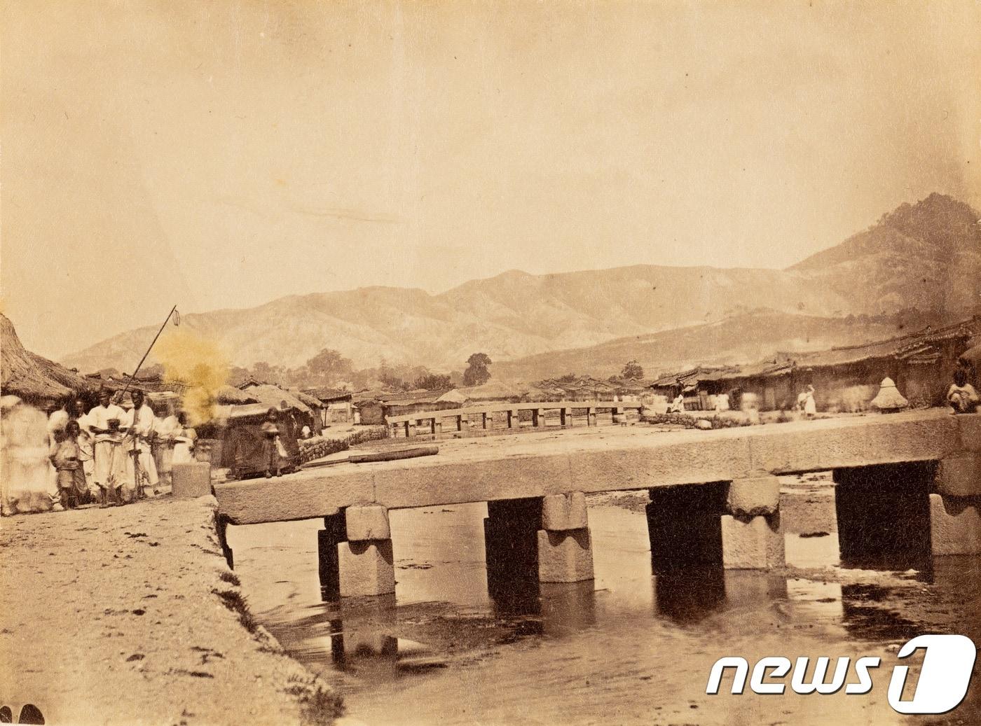 본문 이미지 - 1887년 이전 청계천 수표교 모습.(서울시 제공) ⓒ 뉴스1