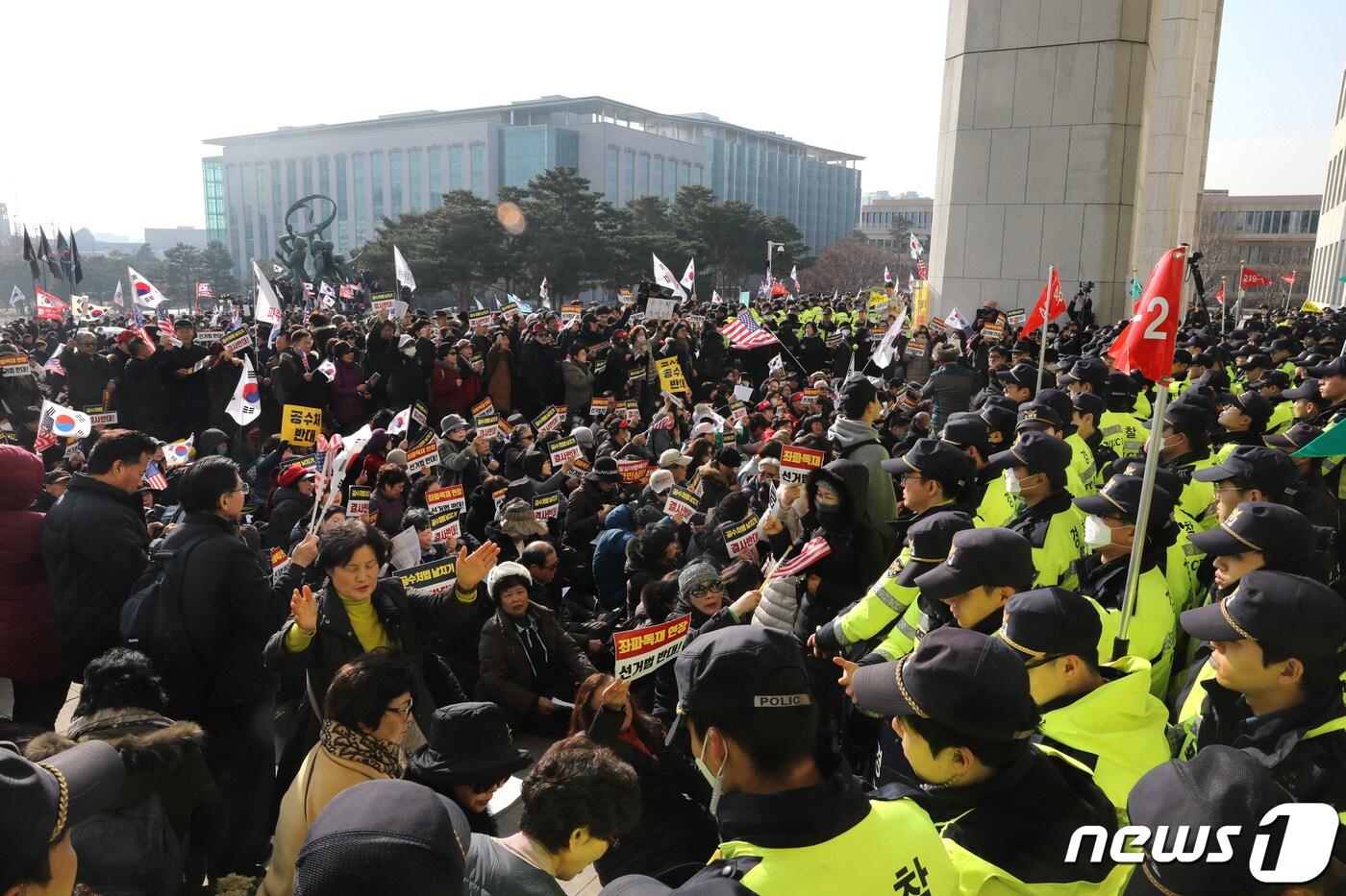 2019년 2월16일 오전 서울 여의도 국회 본청 앞에서 열린 &#39;자유한국당 공수처법 선거법 날치기 저지 규탄대회&#39;에 참석한 보수단체 회원들이 구호를 외치며 경찰 병력과 대치를 하고 있다. 2019.12.16/뉴스1 ⓒ News1 임세영 기자