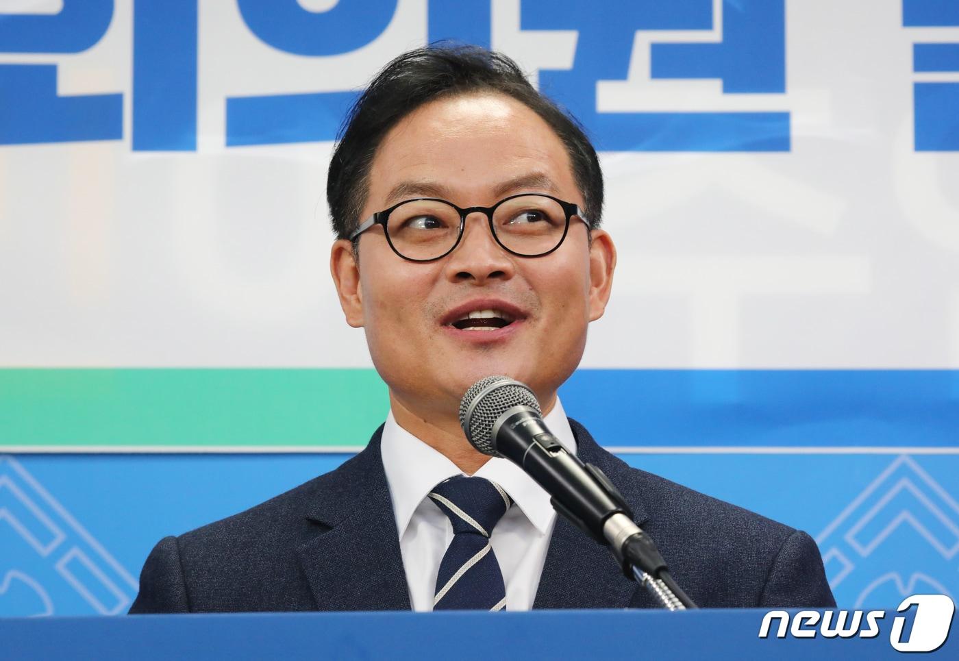본문 이미지 - 허영 더불어민주당 강원도당위원장이 16일 오전 강원 춘천시청 브리핑룸에서 기자회견을 열고 총선출마 포부를 밝히고 있다.2019.12.16/뉴스1 ⓒ News1 이찬우 기자