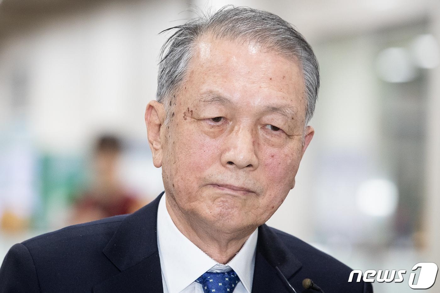 본문 이미지 - 김기춘 전 청와대 비서실장이 16일 서울 서초구 서울고법에서 열린 '세월호 보고 조작' 허위공문서 작성 등 항소심 2회 공판에 출석하고 있다. 2019.12.16/뉴스1 ⓒ News1 유승관 기자