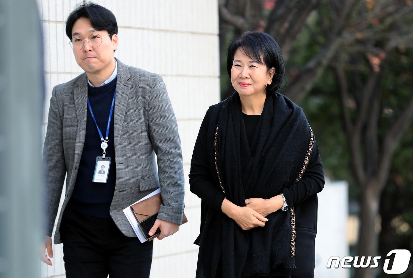 본문 이미지 - 목포 부동산 투기 의혹을 받고 있는 무소속 손혜원 의원이 16일 오후 서울 양천구 서울남부지방법원에서 열린 4차 공판에 출석하고 있다. 2019.12.16 /뉴스1 ⓒ News1 박정호 기자