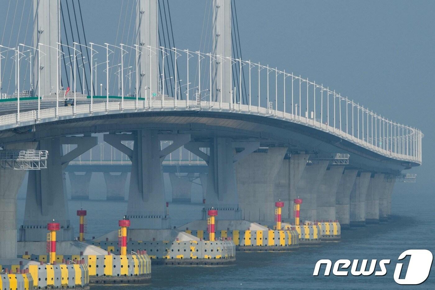 본문 이미지 - 홍콩과 마카오를 잇는 강주아오 대교.(자료사진) ⓒ AFP=뉴스1