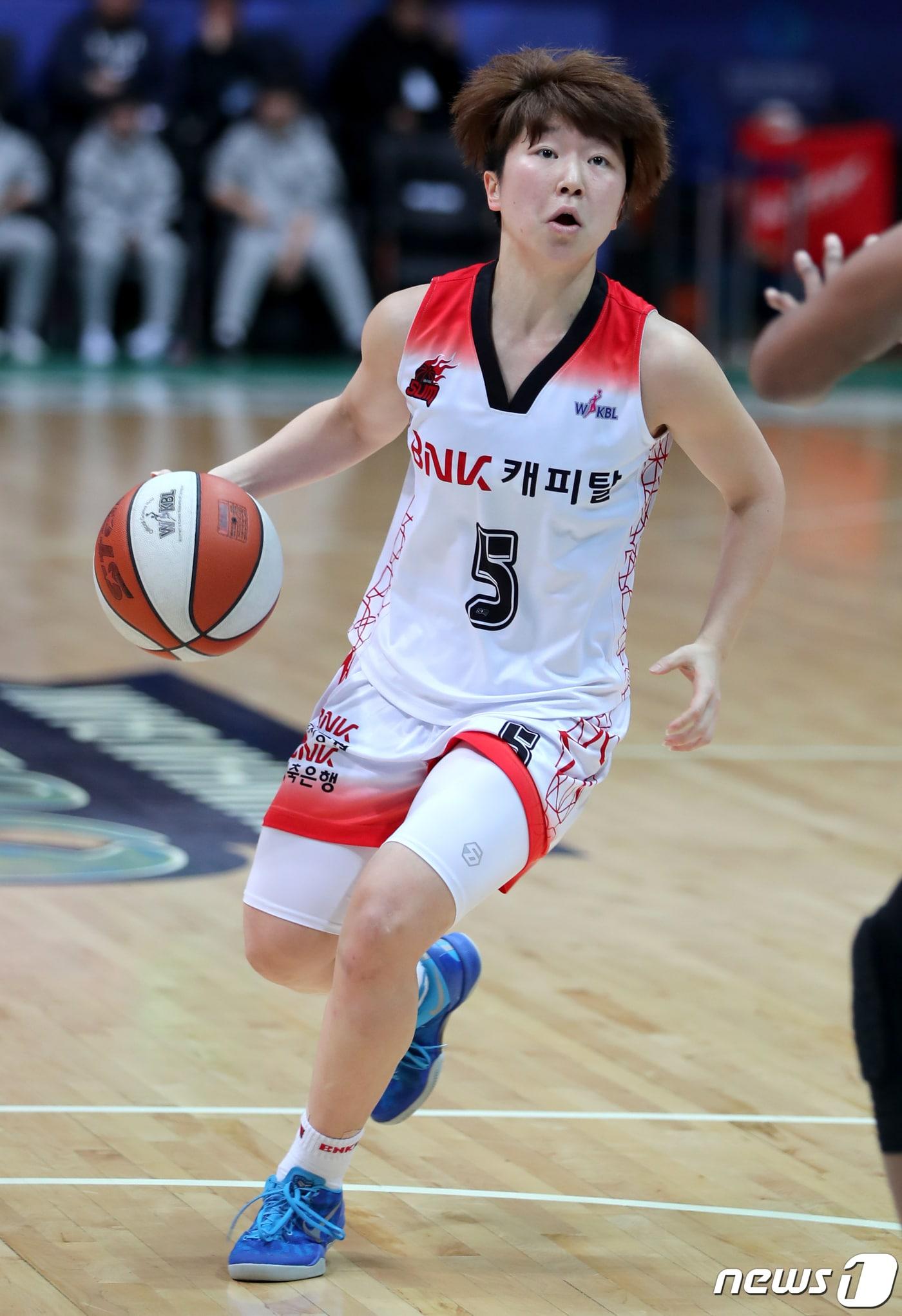 본문 이미지 - 부산 BNK 안혜지가 드리블을 하고 있다. /뉴스1 ⓒ News1 정진욱 기자