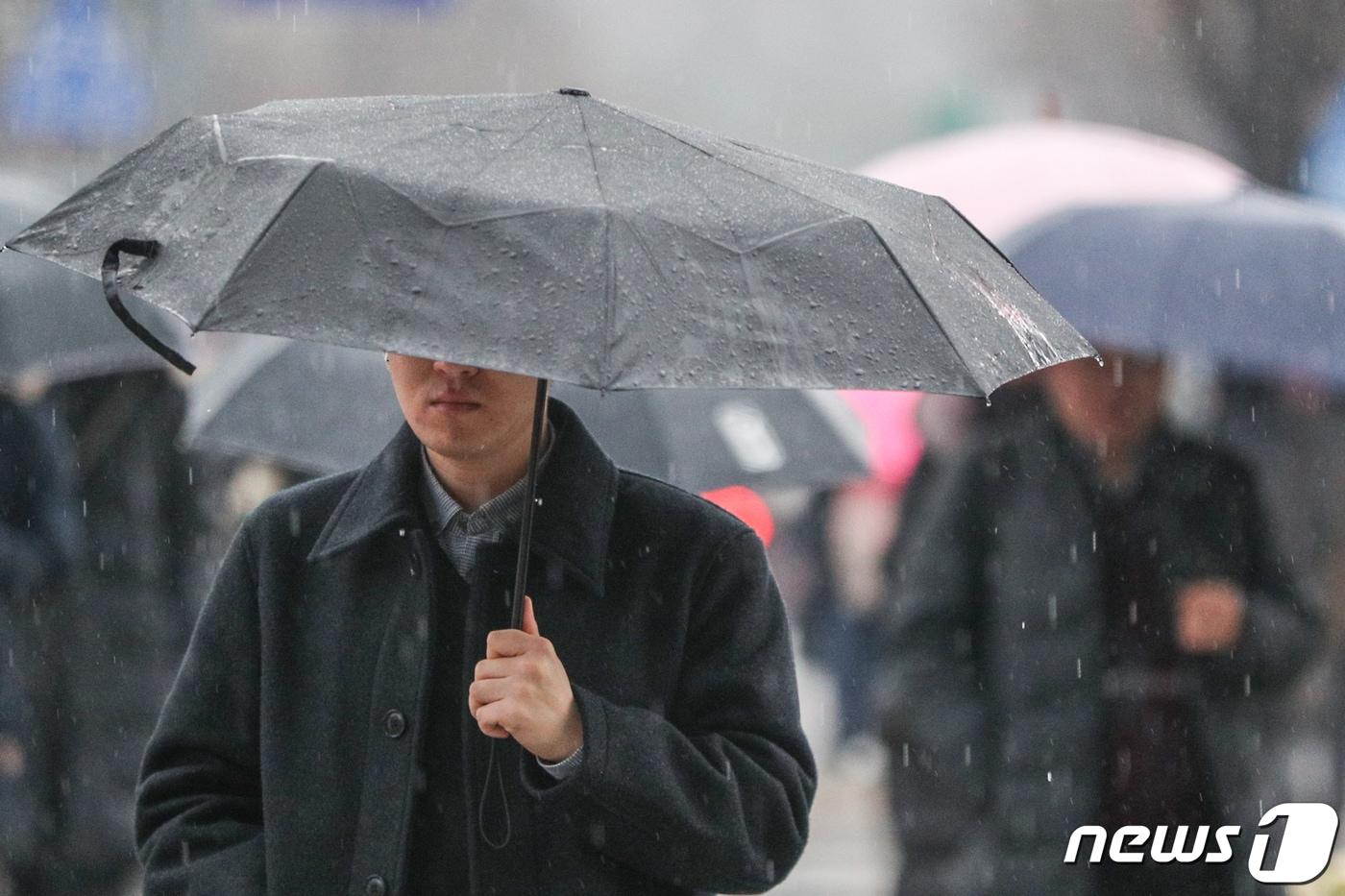 본문 이미지 - 전국에 겨울비가 내리고 있는  서울 광화문 네거리에서 출근길 시민들이 발걸음을 재촉하고 있다. 2019.12.17 ⓒ 뉴스1 성동훈 기자