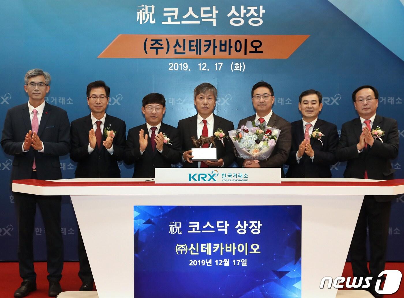 본문 이미지 - 17일 오전 서울 영등포구 한국거래소에서 열린 신테카바이오 코스닥시장 신규상장기념식에서 상장기념패 전달 후 윤병한 연구개발특구진흥재단 본부장(왼쪽부터), 김현철 한국IR협의회 부회장, 정운수 한국거래소 코스닥시장본부장, 정종선 신테카바이오 대표이사, 김태순 신테카바이오 사장, 김성현 KB증권 대표이사, 송윤진 코스닥협회 부회장이 박수치고 있다. (한국거래소 제공) 2019.12.17/뉴스1