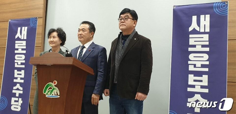 본문 이미지 - 새로운보수당 충북도당 창당준비위원회가 17일 도청 브리핑룸에서 출범 기자회견을 열었다. 2019.12.17 ⓒ 뉴스1