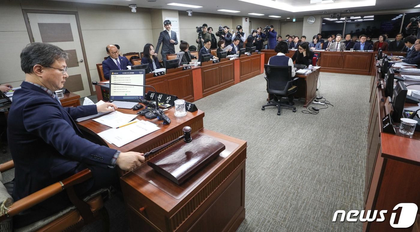 본문 이미지 - 17일 서울 중구 서울시의회 의원회관에서 열린 교육위원회 회의에서 장인홍 위원장이 회의 시작을 알리며 의사봉을 두드리고 있다.  장 위원장은 이날 서울시교육청 상대 갑질 논란과 관련해 유감의 뜻을 표명했다.2019.12.17/뉴스1 ⓒ News1 성동훈 기자