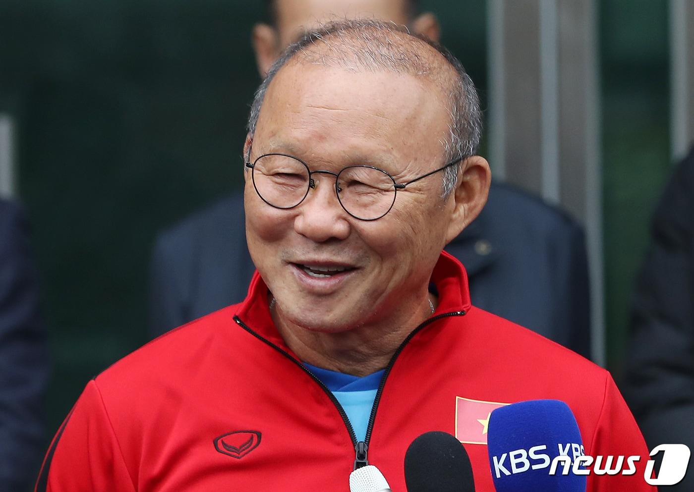 본문 이미지 - 박항서 베트남 U-23 축구대표님 감독이 17일 오전 경남 통영시 통영체육관에서 동계훈련을 앞두고 취재진과 인터뷰하고 있다. 2019.12.17/뉴스1 ⓒ News1 이동해 기자