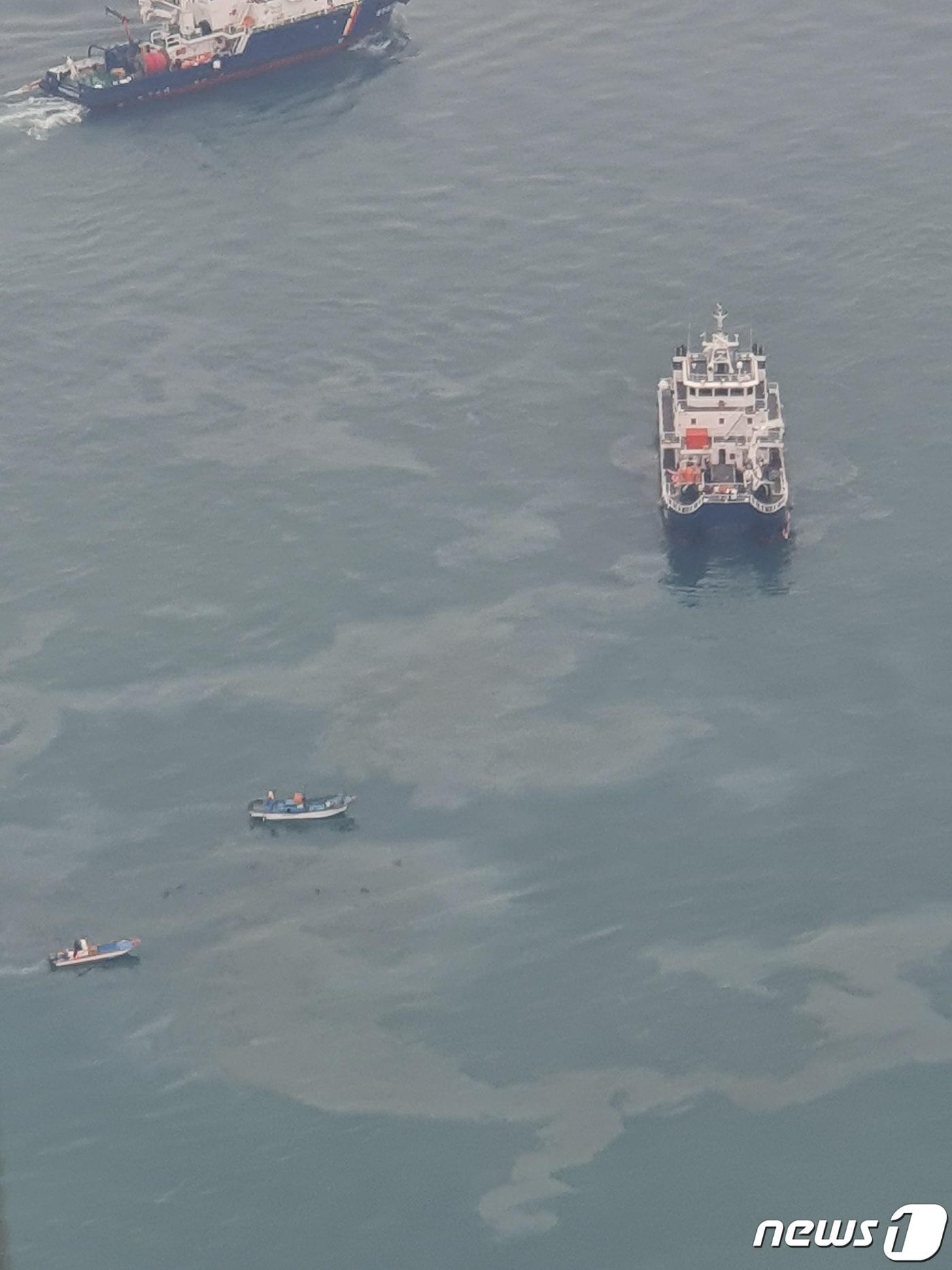 본문 이미지 - 17일 오전 11시35분쯤 전남 광양시 금호동 원료부두에서 급유선 A호가 화물선 B호에 유류를 공급하던 중 벙커C유가 해상으로 유출돼 해경 방제선이 방제작업을 펼치고 있다.(여수해양경찰서 제공)2019.12.17 /뉴스1 ⓒ News1