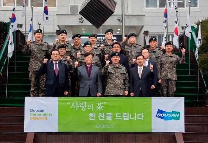 본문 이미지 - 지난 2019년 12월 강원 양구 백두산부대 '사랑의 차' 전달 행사(두산그룹 제공)ⓒ 뉴스1