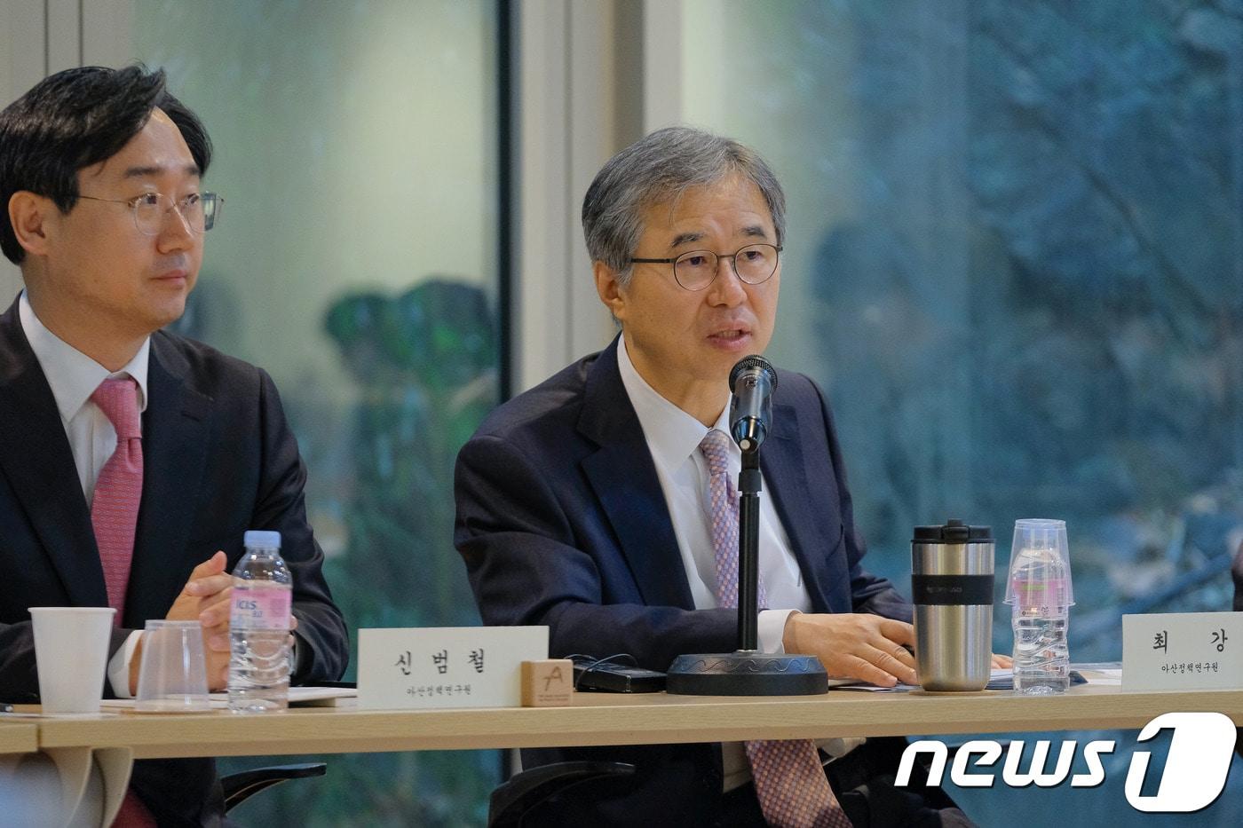 본문 이미지 - 17일 서울 종로구 아산정책연구원에서 열린 '2020 국제정세전망 설명회'에서 최강 부원장이 발언하고 있다. (아산정책연구원 제공) ⓒ 뉴스1