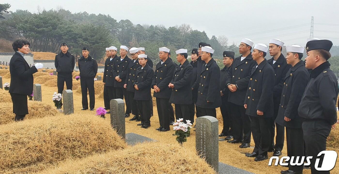 본문 이미지 - 해군 '광주함'에 복무중인 장병 24명이 17일 광주시가 마련한 '타지역 장병 빛고을투어' 일환으로 광주를 찾아 국립5‧18민주묘지를 참배하고 기념촬영을 하고 있다.(광주시 제공) 2019.12.17 /뉴스1 ⓒ News1