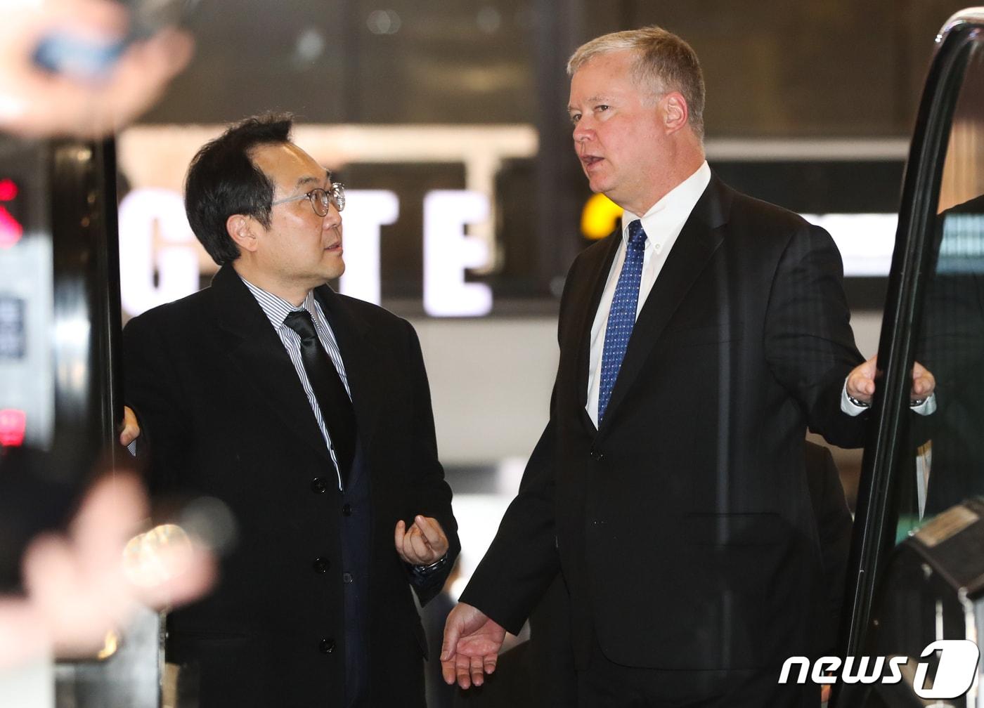 본문 이미지 - 스티븐 비건 미국 국무부 대북특별대표가 2박 3일간의 방한 일정을 마치고 17일 오후 김포국제공항을 통해 일본으로 출국하며 이도훈 한반도 평화교섭본부장과 대화를 나누고 있다. 2019.12.17/뉴스1 ⓒ News1 허경 기자