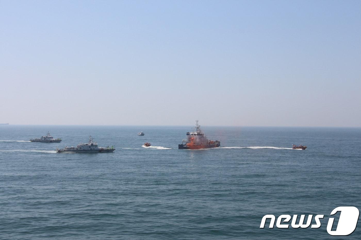 본문 이미지 - 전북 군산해양경찰서는 17일 군산 앞바다에서 전복 선박을 구조하는 실전형 현장 훈련(FTX)을 실시하고 있다.(군산해양경찰서 제공) 2019.12.17 /뉴스1