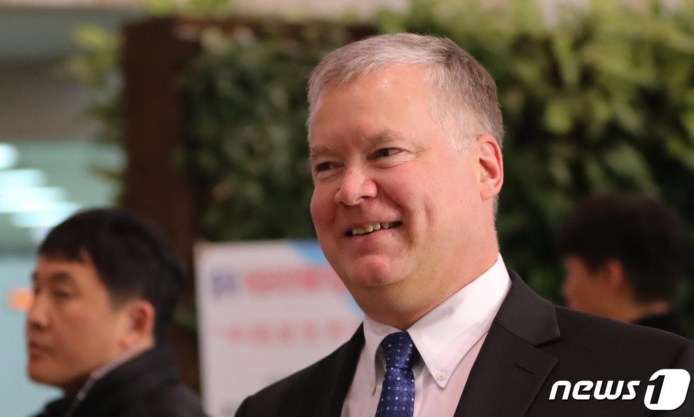 스티븐 비건 미국 국무부 대북특별대표가 2박 3일간의 방한 일정을 마치고 17일 오후 김포국제공항을 통해 일본으로 출국하고 있다. 2019.12.17/뉴스1 ⓒ News1 허경 기자