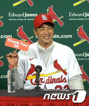 본문 이미지 - 세인트루이스는 18일 김광현과 계약한 뒤 입단 기자회견을 열었다. (세인트루이스 구단 트위터) 2019.12.19/뉴스1