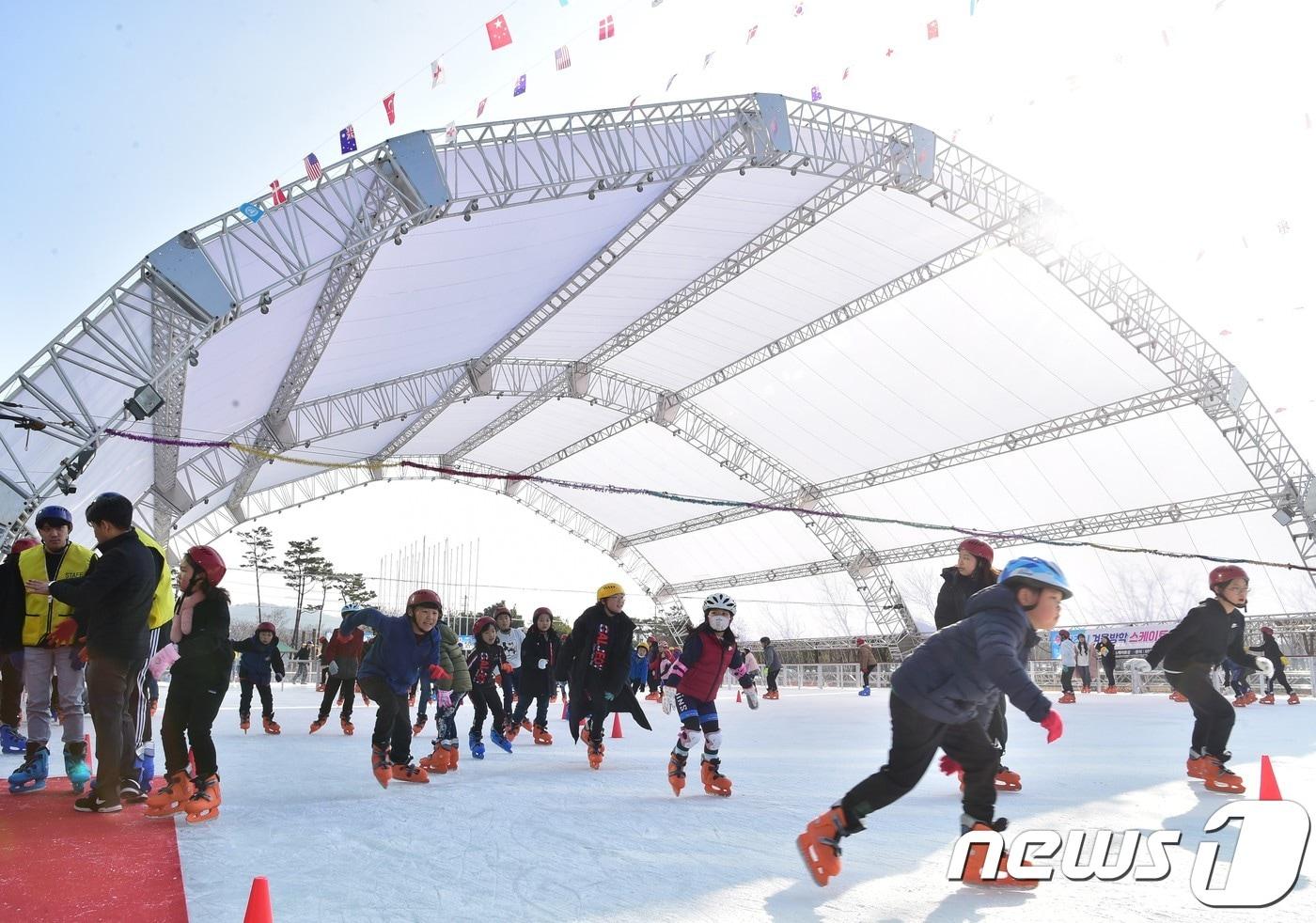 본문 이미지 - 경남도는 연말연시를 맞아 가족·친구·연인과 함께 할 도내 이색 관광지와 겨울방학 아이와 추억을 쌓을 체험 관광지 등을 소개했다. 사진은 진주야외스케이트장 모습.(경남도 제공)2019.12.18.ⓒ 뉴스1