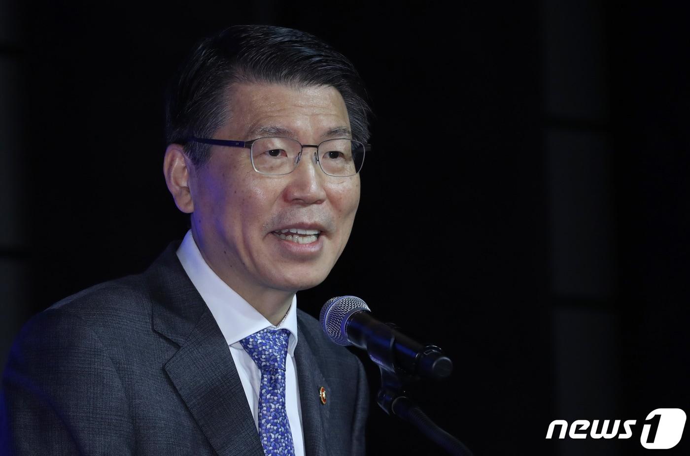 본문 이미지 - 은성수 금융위원장이 18일 오전 서울 중구 웨스틴조선호텔에서 열린 오픈뱅킹 서비스 출범식에서 축사를 하고 있다. 2019.12.18/뉴스1 ⓒ News1 박정호 기자