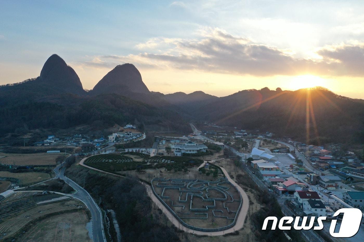 전북 진안군에 소재한 마이산이 41년 만에 높이가 암마이봉 687.4m, 수마이봉 681.1m로 바뀐다.(진안군제공) 2020.2.3 /뉴스1