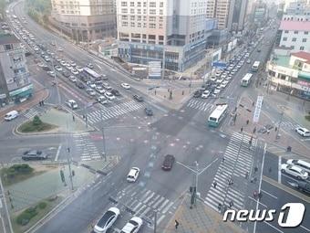 본문 이미지 - 경남 진주시가 출퇴근 상습 정체구간인 10호광장, 진주교 등의 도로환경 개선을 위해 빠르면 내년 상반기 공사를 착공할 예정이다. 사진은 10호광장 교차로. ⓒ 뉴스1