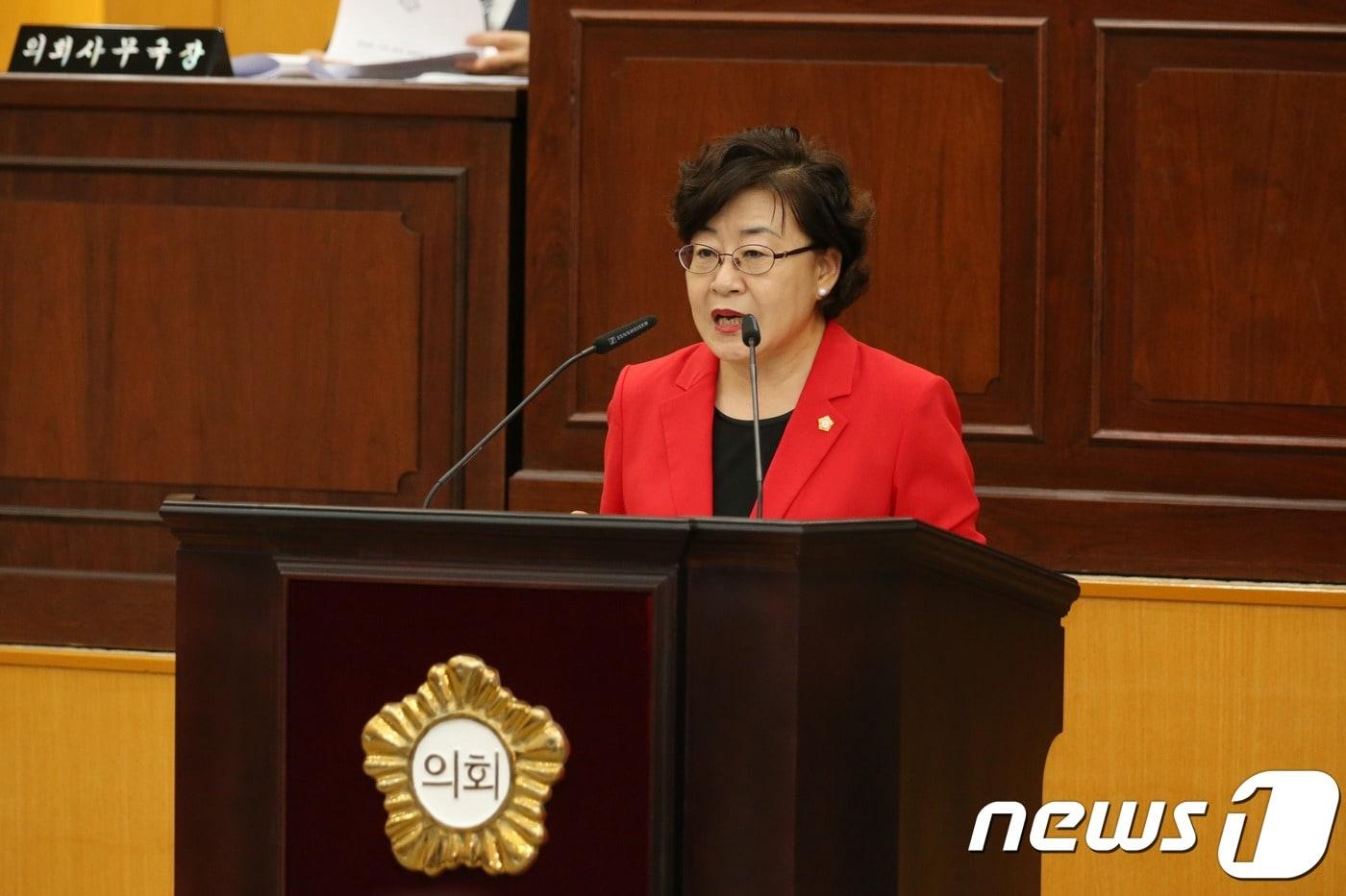 본문 이미지 - 18일 충주시의회 홍진옥 의원이 사전발언을 통해 도시재생사업의 주민참여 기회 보장을 촉구하고 있다.(충주시의회 제공).2019.12.18/ⓒ 뉴스1