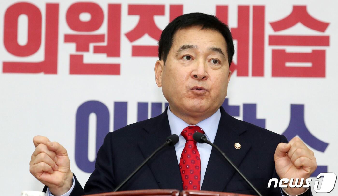 심재철 자유한국당 원내대표가 18일 서울 여의도 국회에서 열린 의원총회에서 발언을 하고 있다. 2019.12.18/뉴스1 ⓒ News1 김명섭 기자