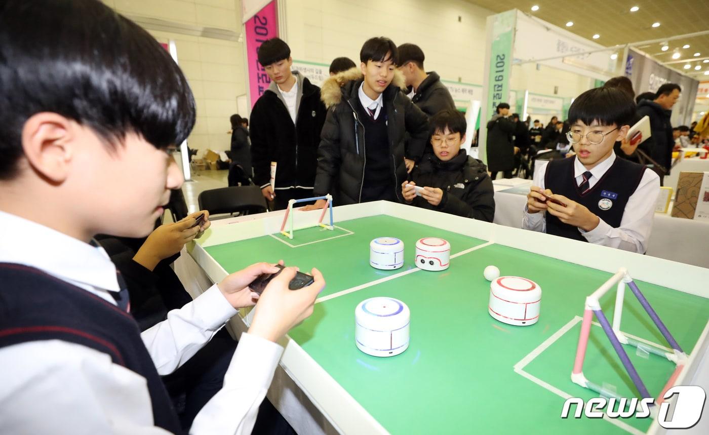 본문 이미지 - 18일 세종시 어진동 정부세종컨벤션센터에서 열린 2019 진로교육한마당에서 학생들이 스마트폰을 이용한 로봇 축구게임을 하고 있다(자료사진) 2019.12.18/뉴스1 ⓒ News1 장수영 기자