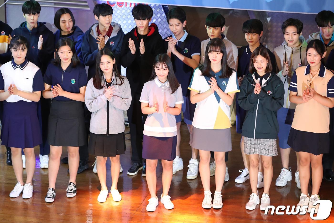 대구시교육청이 마련한 교복 전시회 행사에서  학생 모델들이 다양한 디자인의 교복을 선보이고 있다.  . 2019.12.18/(사진은 기사 내용과  직접 관련 없음). 2019.12.18/뉴스1 ⓒ News1 공정식 기자