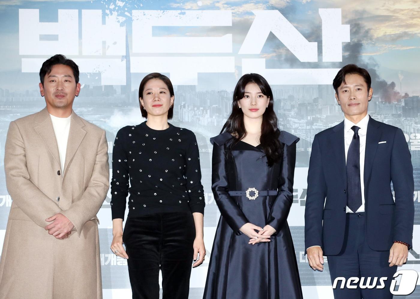 본문 이미지 - 배우 하정우(왼쪽부터), 전혜진, 배수지, 이병헌이 18일 오후 서울 용산CGV에서 열린 영화 '백두산'(감독 이해준, 김병서) 언론 시사회에 참석해 포즈를 취하고 있다. '백두산'은 남과 북 모두를 집어삼킬 초유의 재난인 백두산의 마지막 폭발을 막아야 하는 사람들의 이야기를 그린 작품이다. 2019.12.18/뉴스1 ⓒ News1 권현진 기자