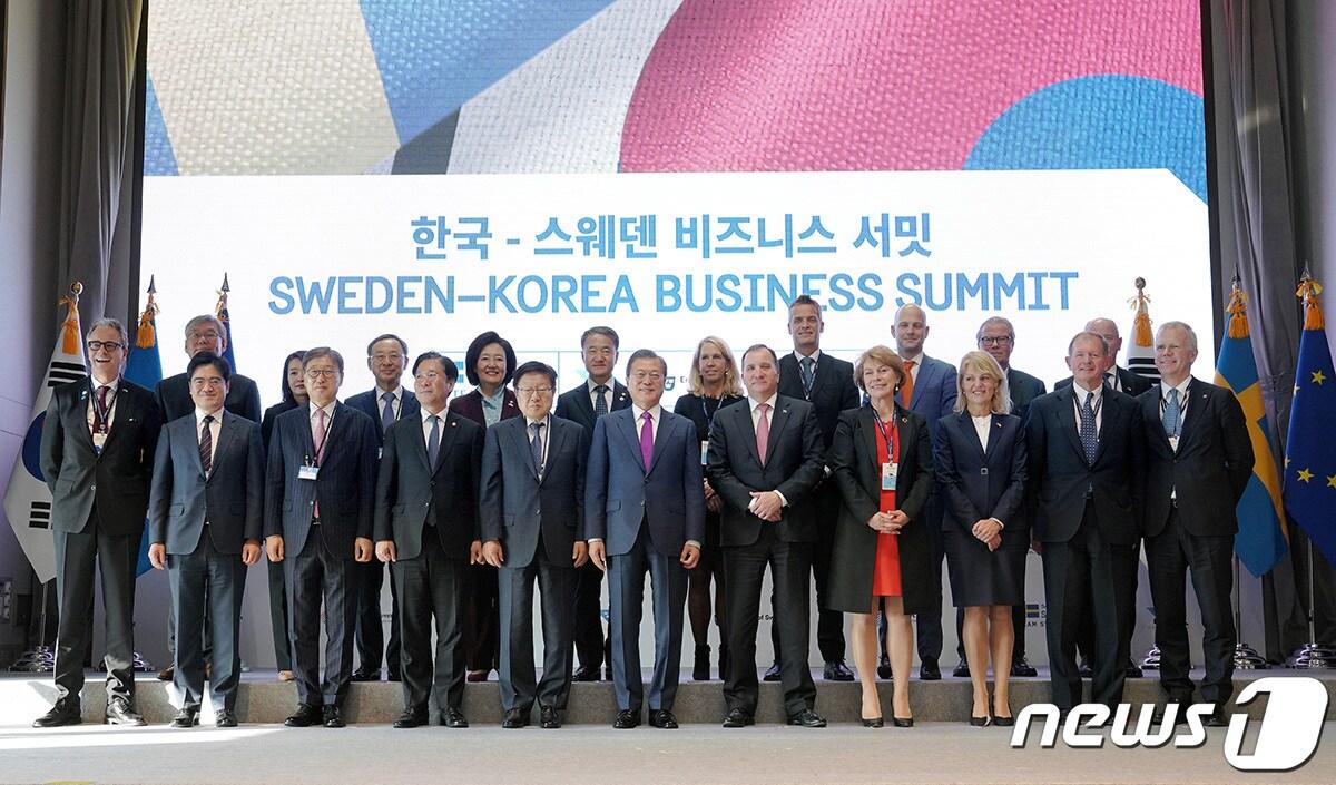 본문 이미지 - 문재인 대통령과 스테판 뢰벤 스웨덴 총리가 18일 서울 송파구 롯데 시그니엘 호텔에서 열린 한국-스웨덴 비즈니스 서밋에서 참석자들과 기념촬영을 하고 있다. (청와대 제공)2019.12.18/뉴스1