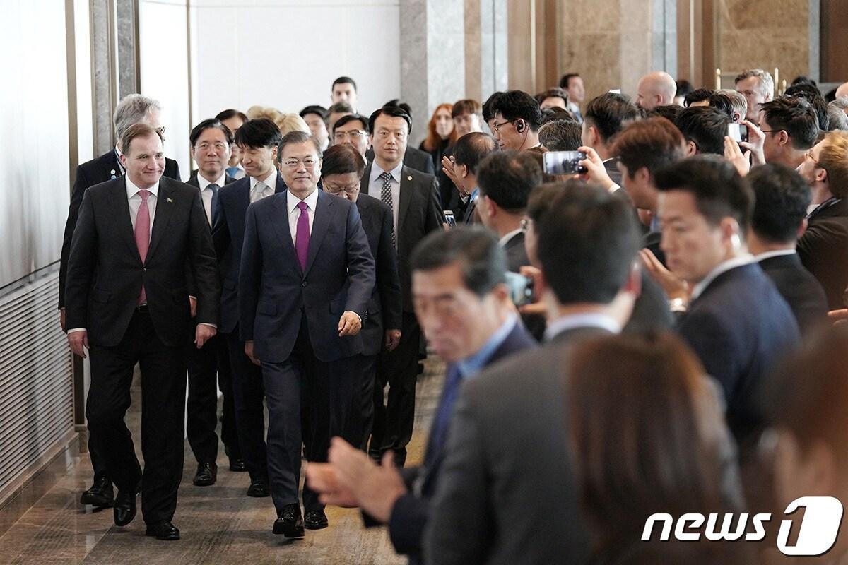 본문 이미지 - 문재인 대통령과 스테판 뢰벤 스웨덴 총리가 18일 서울 송파구 롯데 시그니엘 호텔에서 열린 한국-스웨덴 비즈니스 서밋에 참석하고 있다. (청와대 제공)2019.12.18/뉴스1