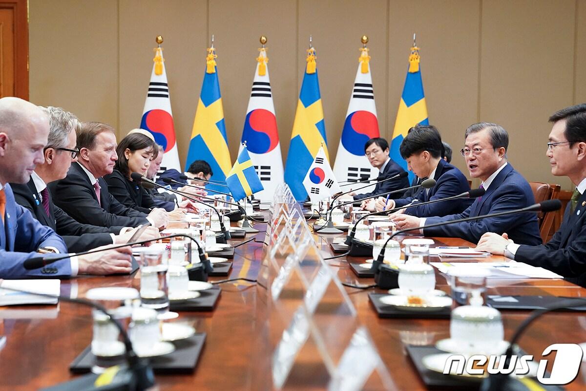 본문 이미지 - 문재인 대통령이 18일 서울 청와대에서 스테판 뢰벤 스웨덴 총리와 정상회담을 갖고 인사말을 하고 있다. (청와대 제공)2019.12.18/뉴스1