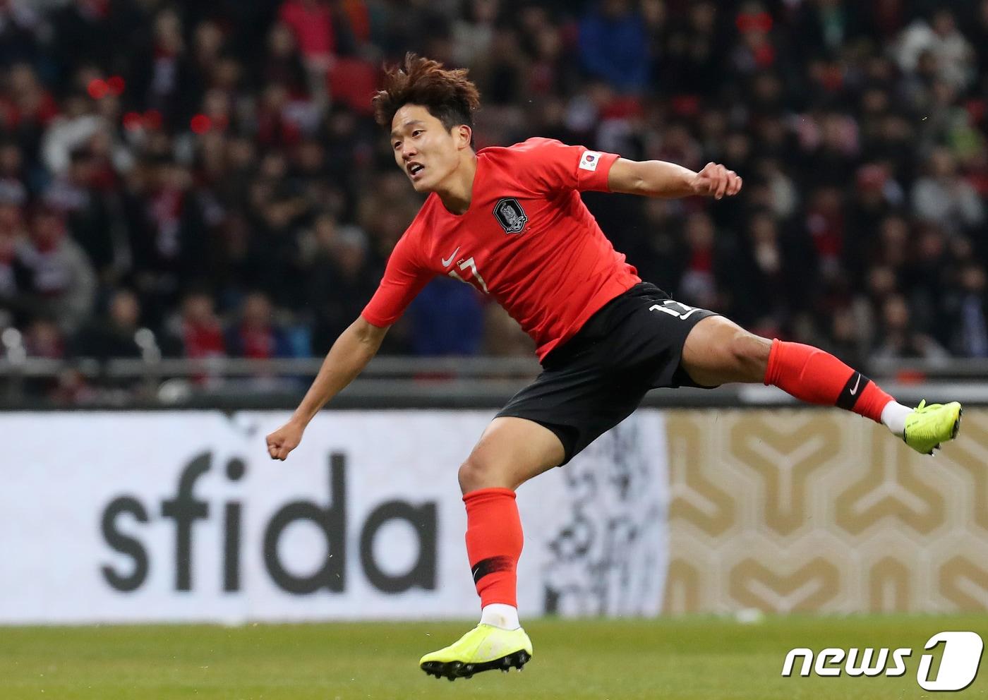 18일 오후 부산시 연제구 아시아드주경기장에서 열린 2019 동아시아축구연맹(EAFF) 풋볼 챔피언십(동아시안컵) 남자부 3차전 한국과 일본의 경기 후반전, 한국 나상호가 슛을 시도하고 있다. 2019.12.18/뉴스1 ⓒ News1 이동해 기자