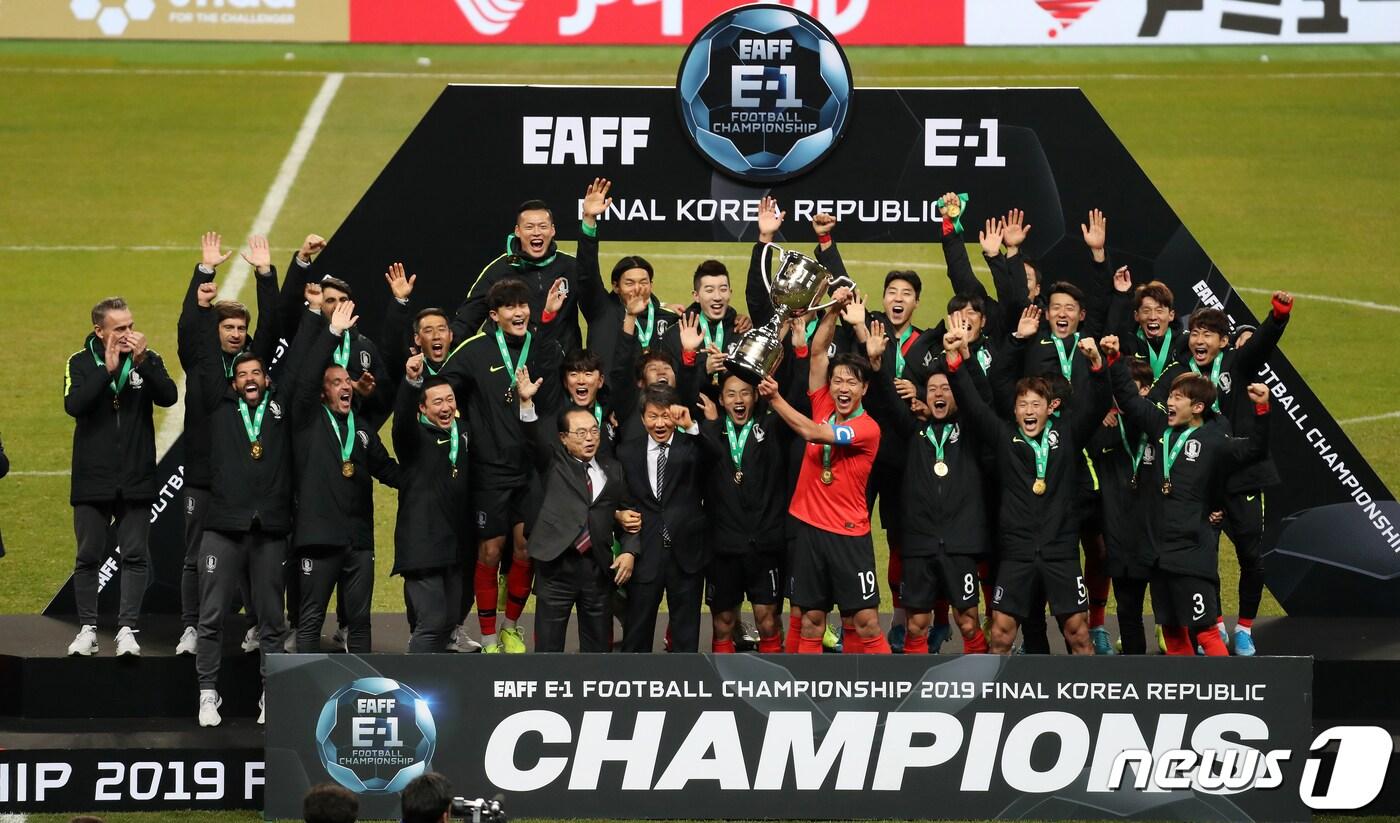 18일 오후 부산시 연제구 아시아드주경기장에서 열린 2019 동아시아축구연맹(EAFF) 풋볼 챔피언십(동아시안컵) 남자부 3차전 한국과 일본의 경기에서 한국이 1대 0 짜릿한 승리를 거두며 대회 3연패에 성공했다. 사진은 우승컵 들어올리는 한국 선수들. 2019.12.18/뉴스1 ⓒ News1 이동해 기자