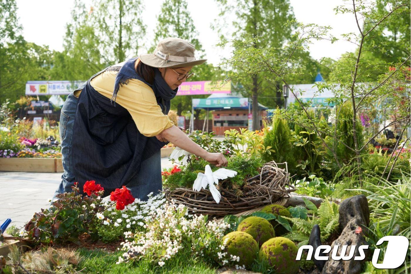 본문 이미지 - 고양국제꽃박람회 시민가든쇼에 참가해 정원을 꾸미고 있는 참가자. /사진제공=고양국제꽃박람회 ⓒ 뉴스1