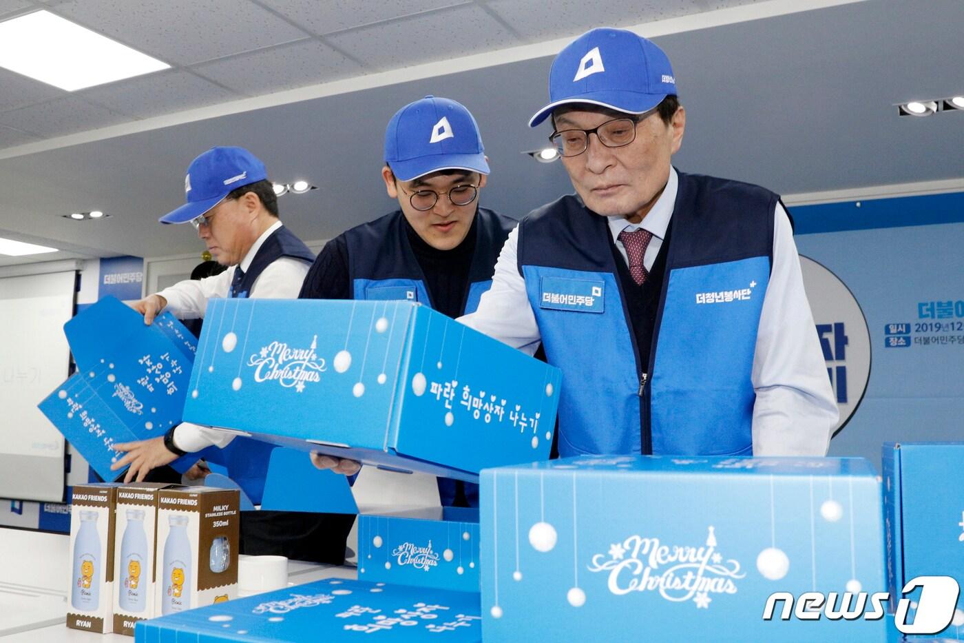 이해찬 더불어민주당 대표가 19일 오전 서울 여의도 당사에서 열린 2019 파란 희망상자 나누기 연말 봉사활동에서 상자에 텀블러, 가방, 목도리 등을 담아 옮기고 있다. 2019.12.19/뉴스1 ⓒ News1 안은나 기자