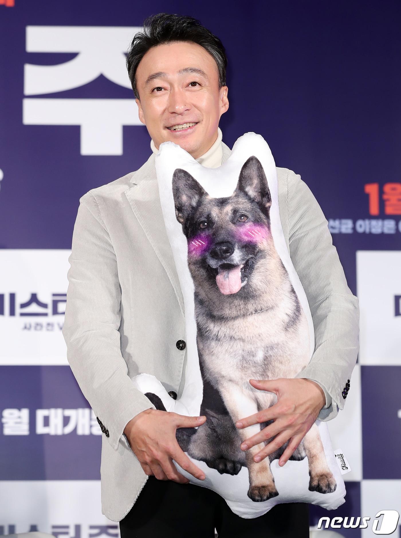 본문 이미지 - 배우 이성민이 19일 오전 서울 중구 메가박스 동대문에서 열린 영화 '미스터 주' 제작보고회에서 인형을 안으며 포즈를 취하고 있다. '미스터 주'는 국가정보국 에이스 요원 태주(이성민 분)가 갑작스런 사고로 온갖 동물의 말이 들리면서 펼쳐지는 사건을 그린 코미디다. 2019.12.19/뉴스1 ⓒ News1 김진환 기자