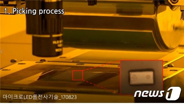 본문 이미지 - 한국기계연구원 마이크로 LED 전사기술 장비(과기정통부 제공)ⓒ 뉴스1