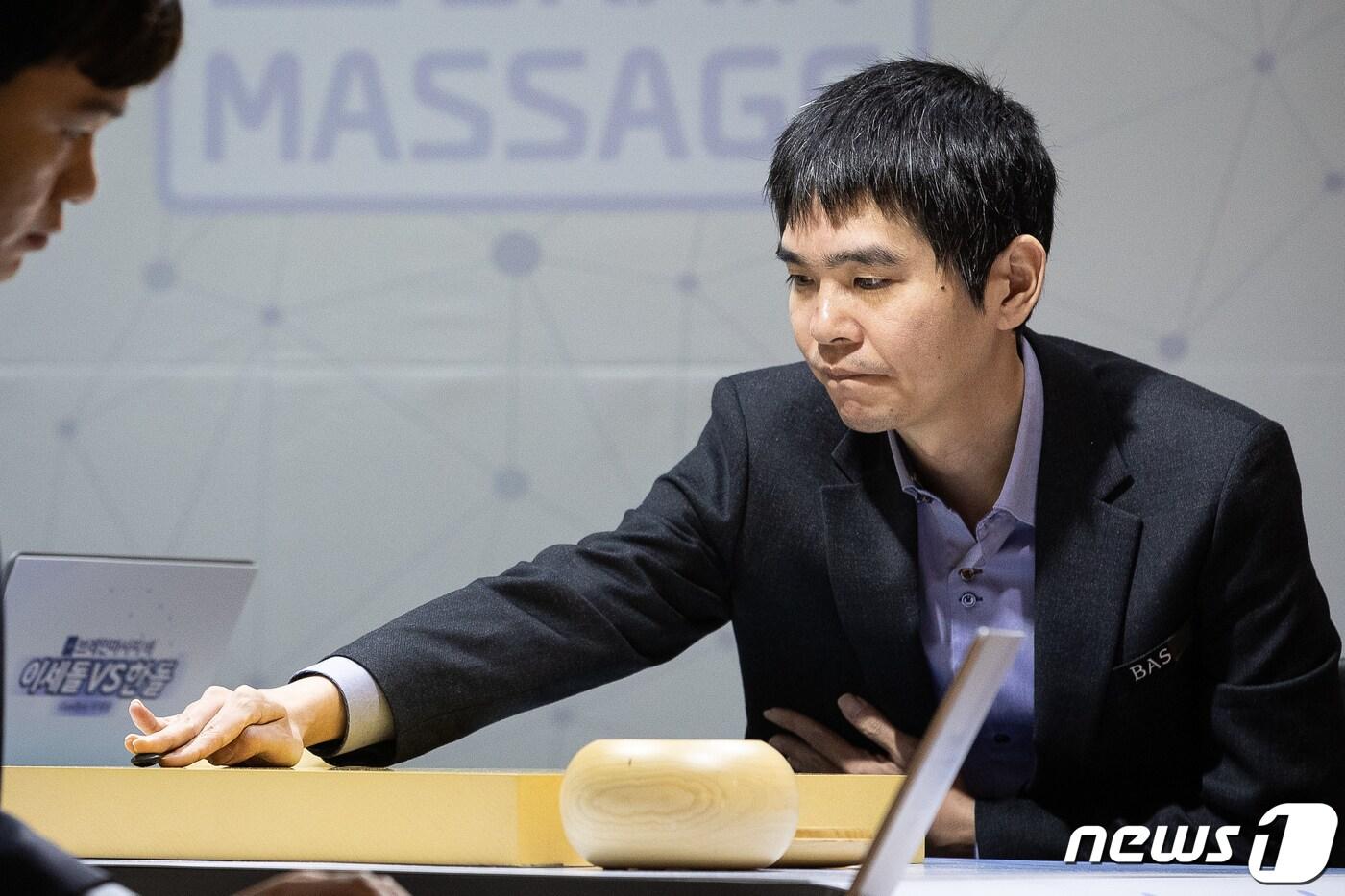본문 이미지 - 이세돌 9단이 19일 서울 강남구 바디프랜드 사옥에서 열린 은퇴대국 제2국에서 한국형 알파고라 불리는 NHN AI '한돌'과 맞대결을 펼치고 있다.  2019.12.19/뉴스1 ⓒ News1 유승관 기자