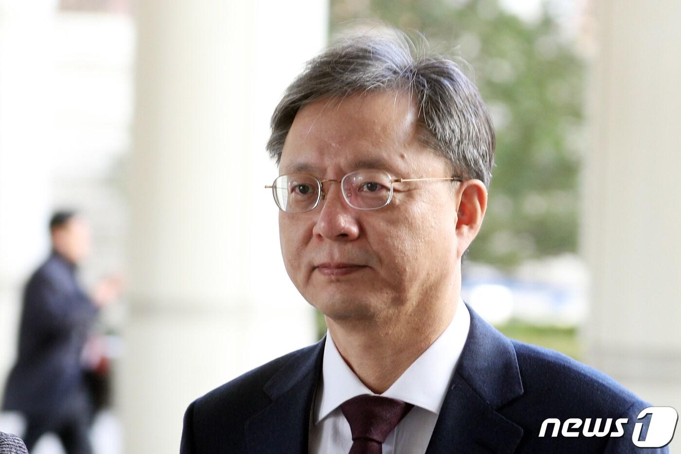 본문 이미지 - 우병우 전 청와대 민정수석이 19일 오후 서울 서초구 고등법원에서 열린 국회에서의 증언·감정 등에 관한 법률위반 등 항소심 공판준비기일에 출석하고 있다. 2019.12.19/뉴스1 ⓒ News1 황기선 기자