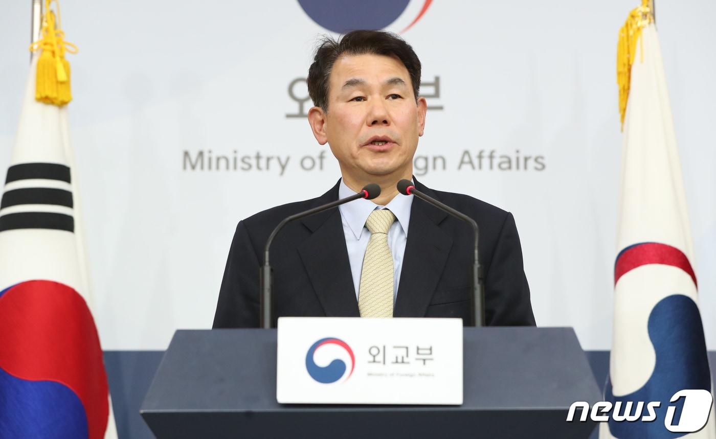 본문 이미지 - 정은보 방위비분담협상 대사가 19일 서울 도렴동 외교부청사에서 한미 방위비분담 협상 관련 브리핑을 하고 있다. 2019.12.19/뉴스1 ⓒ News1 허경 기자