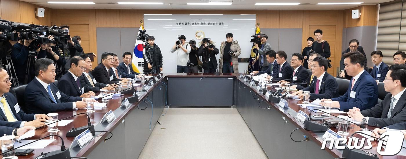 은성수 금융위원장이 19일 서울 종로구 정부서울청사 금융위원회에서 열린 보험회사 최고경영자(CEO) 간담회에서 모두발언을 하고 있다. (금융위원회 제공) 2019.12.19/뉴스1