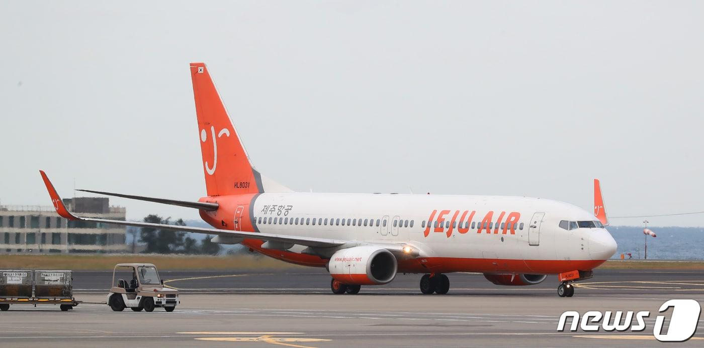 제주국제공항에서 제주항공 항공기가 이동하고 있다.2019.12.19/뉴스1 ⓒ News1 오현지 기자