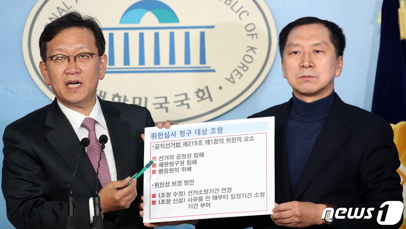 본문 이미지 - 김기현 전 울산시장과 석동현 변호사가 2일 서울 여의도 국회 정관에서 작년 6월 실시된 울산시장 선거 무효소송 제기와 송철호 울산시장 사퇴 촉구 기자회견을 하고 있다. 2019.12.2/뉴스1 ⓒ News1 김명섭 기자