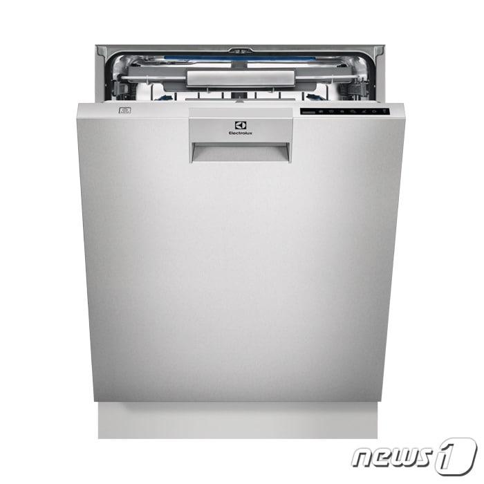본문 이미지 - 일렉트로룩스가 세계 최초 컴포트 리포팅 시스템을 적용한 식기세척기 2종(모델명 800·700)을 한국에 출시한다. 2019.12.02.(일렉트로룩스 제공)ⓒ 뉴스1